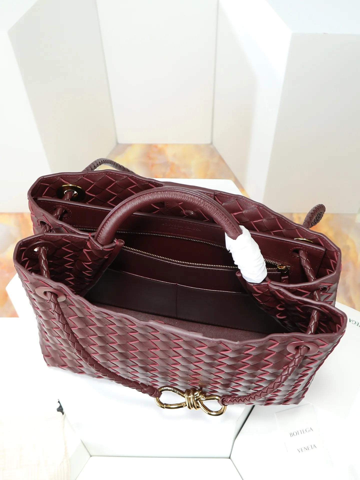 1550. Andiamo is shipping‼ ️Really popular🔥The new Andiamo woven handbag launched by Bottega Veneta this season is really popular all over the world! ! Celebrities at home and abroad have worn it, and Oscar-winning actress Michelle Yeoh has taken it out on the street. Song Jia, Trai Yala, Yu Feihong, Sanji Ayaka, Rosie Hunting-Whiteley, Yoshioka Riho, etc. have all worn this bag. It is classic and versatile and shows off your temperament, and the bag capacity is also large, which is very convenient for daily commuting! ! A variety of carrying methods, the shoulder straps can be adjusted by yourself, the original lambskin feels soft and delicate, and the unisex style breaks gender boundaries and brings a more practical and longer-lasting use experience. Andiamo, which has both elegant and casual styles, perfectly interprets the true appearance of "fashionable old money style". Style number: 766016 Size: 32*24*12